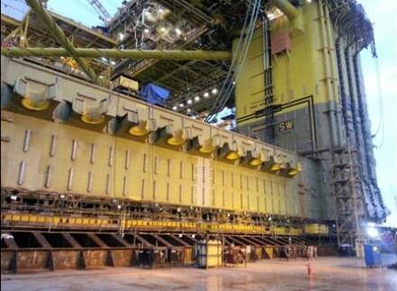 同步頂升系統(tǒng)運移43000噸海上石油平臺